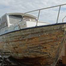 How to clean the hull and the boat?