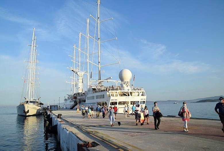 Lüks Yelkenli Kruvaziyer Gemiler Kuşadası Limanı’na Demirledi!