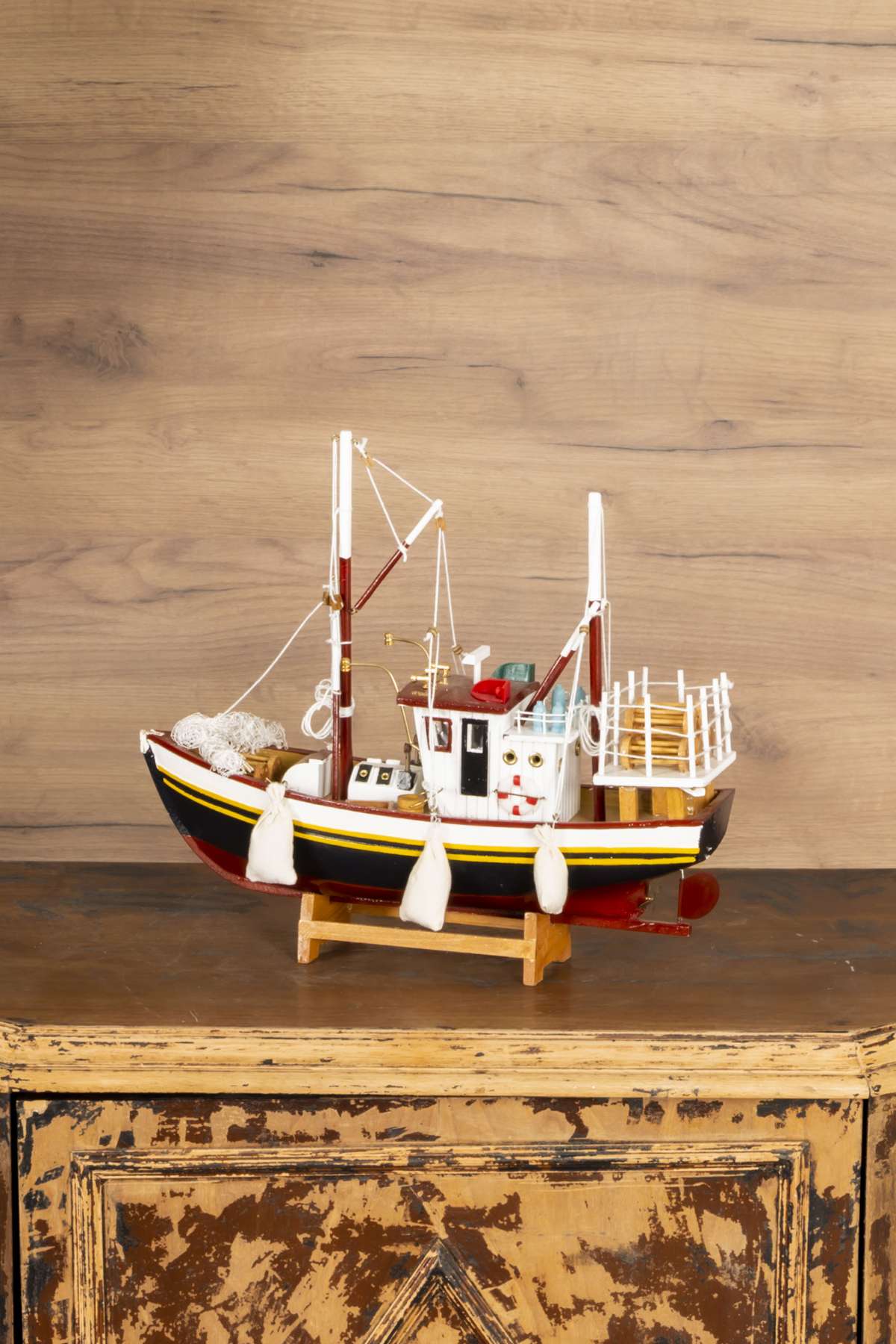 Large Wooden Fishing Boat Model - Su Üstünde