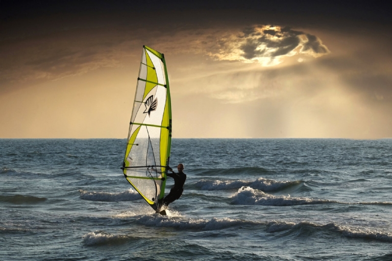 Rüzgar Sörfü Nedir? Türkiye'nin En İyi Rüzgar Sörfü Noktaları