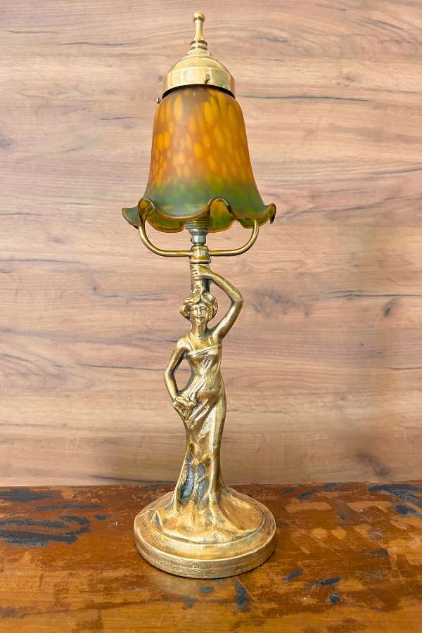 Fransız Pirinç Figürlü Art Nouveau Masa Lambası