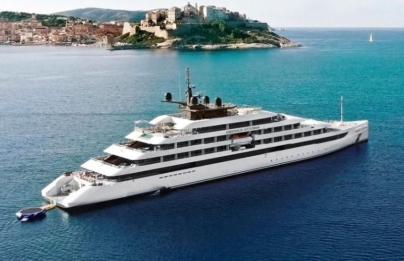 Emerald Azzurra Kruvaziyer Gemisi